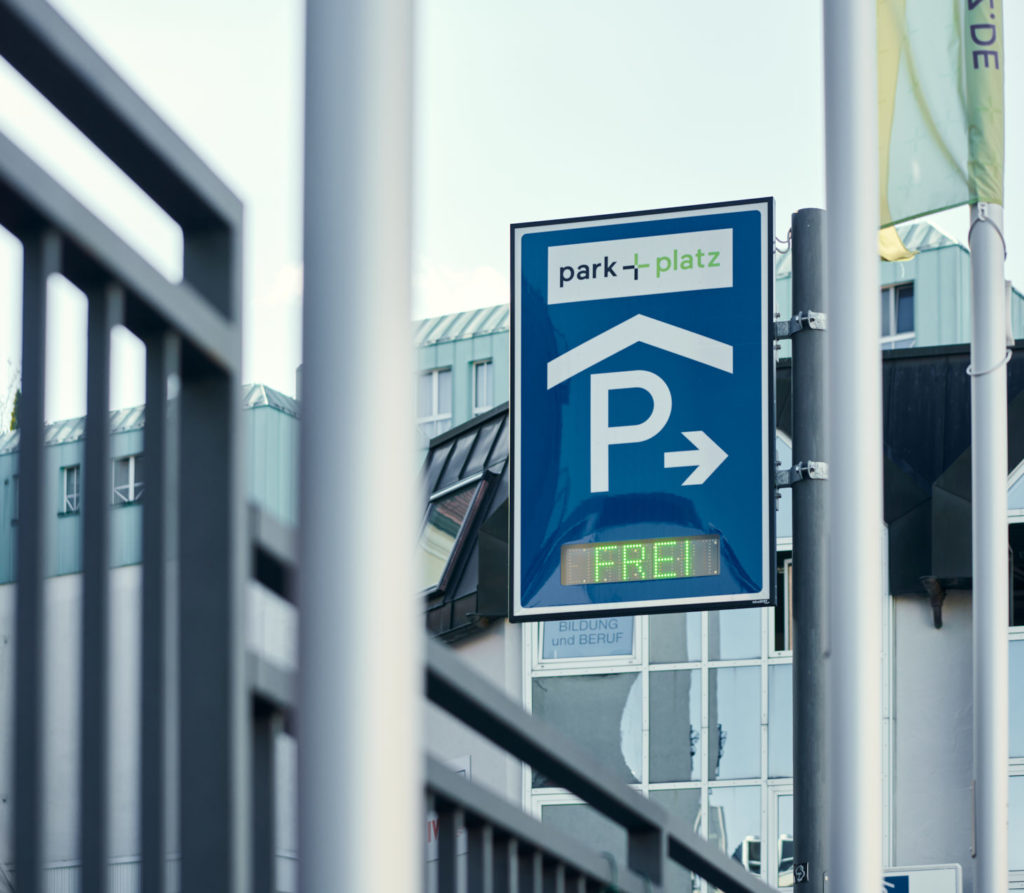 Hinweisschild mit Information zur Parkplatzverfügbarkeit